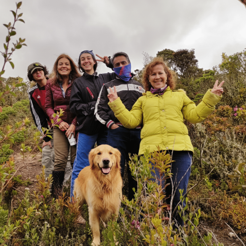 Grupo de personas disfrutando de experiencias de turismo rural Bogotá en la Reserva Bio Casa Colibrí